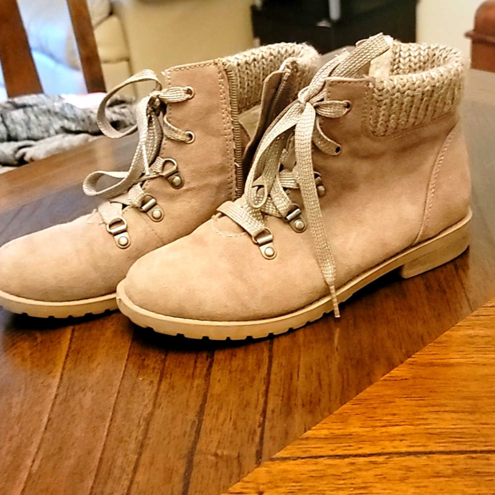 Cat and Jack size 4 boots